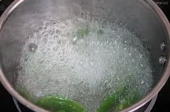 黑椒牛肉炒意粉,另起锅焯一下甜豆