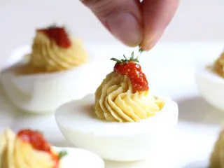 绿色美食+鱼子酱魔鬼蛋,撒上少许欧芹碎。