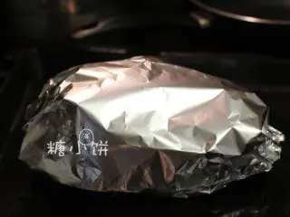 【迷迭香烤羊腿】中西混搭版,用锡纸把羊腿包好，200℃循环热风烤1个小时