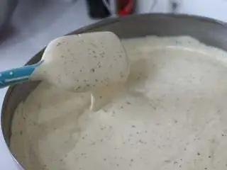 红茶柠檬戚风,12. 刮刀翻拌至没有蛋白块，面糊顺滑有张力的状态 