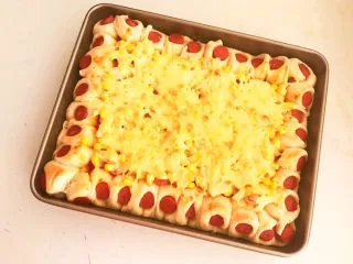 香肠苹果披萨,香肠苹果披萨出炉了,好香啊~