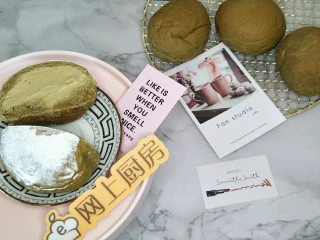 爆浆抹茶冰心面包,美美地拍一张封面。