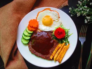 黑胡椒牛排，自制简单西餐,最后放上炸好的土豆条，给牛排浇上黑椒汁就大功告成了