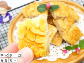 焦糖杏仁草莓饼干,好吃的焦糖杏仁饼干就做好了，酥脆可口，非常的好吃