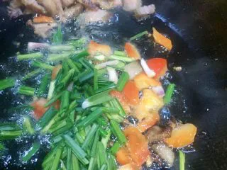 #老油条的青春#回锅油条炒腊肉,放入蒜苗稍炒匀
