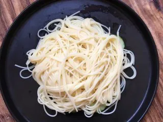 自制美味意大利面,放入煮好的意大利面