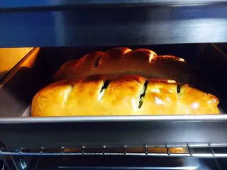 最爱面包➕新疆三果大列巴,面包烤到20分钟后很易上色，请随时注意观察大列巴的颜色，颜色满意后就盖上锡纸。