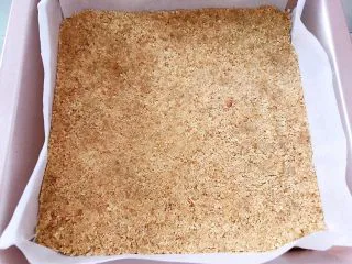 芝士控最爱的蔓越莓芝士条,用勺子压紧压实放入冰箱冷藏半个小时