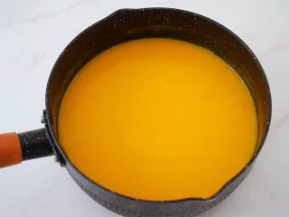 寿星公芒果慕斯蛋糕(十寸),放到炉上小火加热至吉利丁片融化,关火晾凉