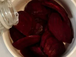 甜菜头瘦身沙拉-甜菜头吃法之一,加入适量白醋，差不多到甜菜头一半高度，晃一下，让甜菜头都均匀的沾到白醋，放密封盒放冰箱冷藏一夜，转天就可以吃了。 
