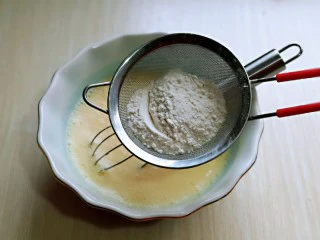 会爆浆的脏脏蛋挞～咬一口细滑醇香,筛入面粉，再次用打蛋器打至均匀，无干粉。