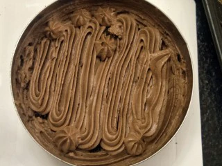 最经典浓郁巧克力奶酪蛋糕,在这第一层上面级上一层奶油。