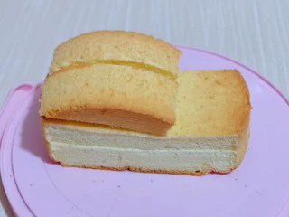 超ins卡通蛋糕 让小朋友幸福感爆棚,切下来的两个半圆，前面挡风玻璃再切掉一点，如图，放在蛋糕胚上面。