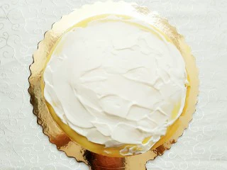 榴芒千层蛋糕,再在千层皮上抹层奶油!