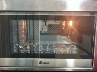 黑芝麻吐司(一次发酵）,烤箱预热至150度，放入吐司盒烘烤40分钟后取出。 