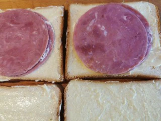 超快手三明治~十分钟就能搞定,再贴两片火腿片