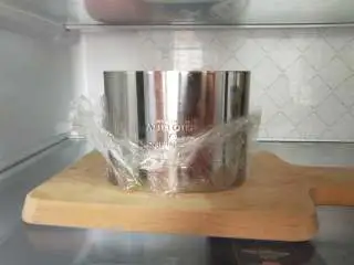 抹茶荔枝慕斯蛋糕,放冰箱冷藏四个小时以上或者过夜!让慕斯完全凝固