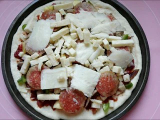 馅料足足的超级至尊匹萨,最后在表面再铺一层马苏里拉奶酪