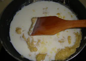 意大利千层面,白酱：黄油化开加面粉炒成团，倒入牛奶炒成面糊，加盐调味