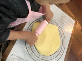 可爱KT小饼干,把面团放于揉面垫，擀成约0.3cm的面片，要是面团太软不好操作，可将面团冷藏一会。 