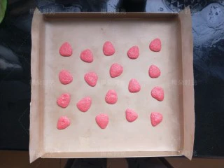 草莓彩绘蛋糕卷,烤盘里铺上油纸或者油布，我用的油布，用裱花袋在油布上错落的挤一些草莓的形状。两边不用挤，因为最后会卷进去。 挤好后放进烤箱，烤两三分钟，烤的表面凝固，烤定型。