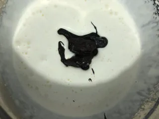 梦龙脆皮盒子,加入巧克力酱。