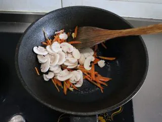 香炒意面|中式意面,加入口蘑继续翻炒;