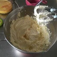 百利甜酒核桃磅蛋糕,此图就是添加了所有的糖分后的状态,打发后的黄油面糊应该是体积膨大1倍,颜色发白,并且很柔软的感觉