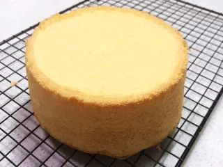 不加一滴水的原味蛋糕,蛋糕组织细腻,蓬松柔软,香甜可口~