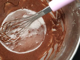 网红夏威夷果仁可可脆脆巧克力片 香港珍妮聪明小熊夏威夷果仁巧克力脆脆,5.用蛋抽混合均匀至无干粉；