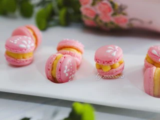 马卡龙~卡仕达酱内陷,用糖霜简单的在表面装饰一下,可以画小花,随便你啦,喜欢什么就画什么。