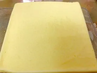 海苔肉松小贝,出炉后震出热气,倒扣在烤网上趁热撕下油纸,妥妥的毛巾面