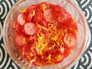 夏日开胃小菜——柠檬橙香萝卜,很多高级西餐厨师不会陌生于这个动作，柠檬味最香最重的其实是皮上的“油”，而并不是柠檬汁；