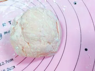 马卡龙色 高颜值汤饺系列@@ 猪肉大葱馅●麦穗饺,然后同样取200g的面，下盐下鸡蛋，下红水，和面成粉色面团，然后揉面，醒面。