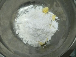 蓝莓酥粒蛋糕,15克黄油，20克低粉，12克糖粉混合(黄油不需要软化)