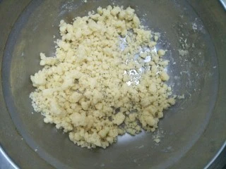 蓝莓酥粒蛋糕,用手抓均匀成小粒状成酥粒，由于天气热酥粒先放冰箱冷藏。