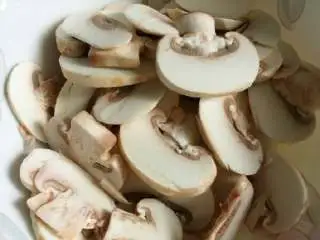 意式番茄蘑菇通心粉,蘑菇切片