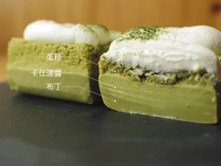 抹茶魔法蛋糕,切开就是三层的状态啦,最底下是布丁状的,中间是卡仕达酱,上面是海绵蛋糕。