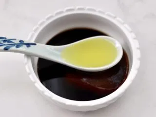 日式柠香烤鳗鱼,加入食用油。