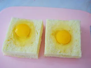 鸡蛋芝士爆浆吐司,打入鸡蛋