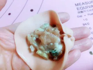 马卡龙色 高颜值汤饺系列@@ 猪肉大葱馅●麦穗饺,然后把 w的俩个尖尖扣在一起，保证屁股那里是圆的。