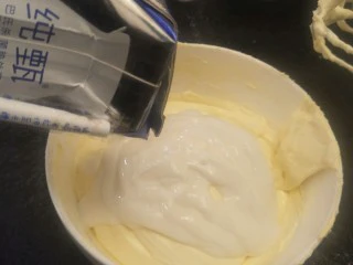 来自冬天的温暖—重芝士布朗尼蛋糕,加入60克酸奶。