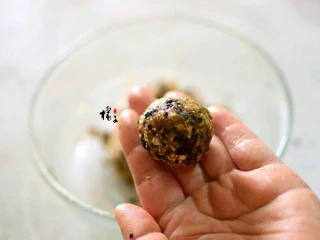 十味 高纤低脂燕麦饼干,揉成小球