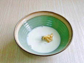 棉花蛋糕&不开裂不回缩方子,加入纯牛奶,用手动打蛋器,打至均匀。