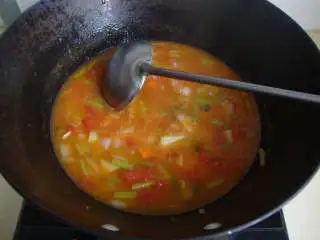 番茄蔬菜浓汤,加适量水,把蔬菜煮熟