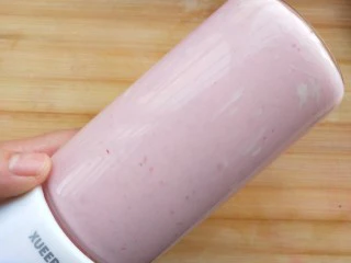 草莓椰奶布丁,打成汁备用