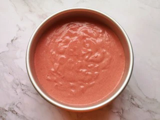 红丝绒水果裸蛋糕,将混合好的蛋糕糊从模具的中间开始倒入模具里面,从高处垂直摔几下震出大气泡。