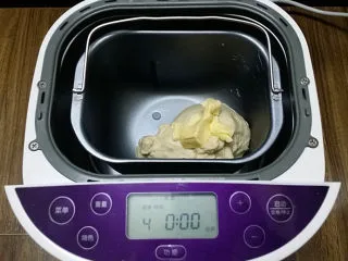 香葱火腿面包卷,结束后加入软化的黄油块