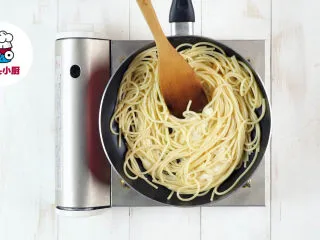 超低脂白酱蘑菇意面,将酱汁和意大利面倒入锅中，放入适量欧芹碎，翻炒均匀，盛出装盘