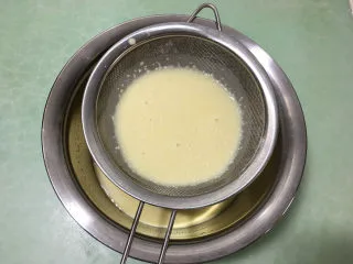 芒果千层蛋糕,用筛网过筛一次至两次,使面糊变得细腻.